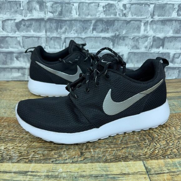 Nike Roshe Run One Black White Running Shoes 511882-094 Womens Size 7.5 - Picture 1 of 10